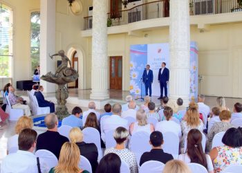 Копайгородский поздравил сочинцев с Днем семьи, любви и верности