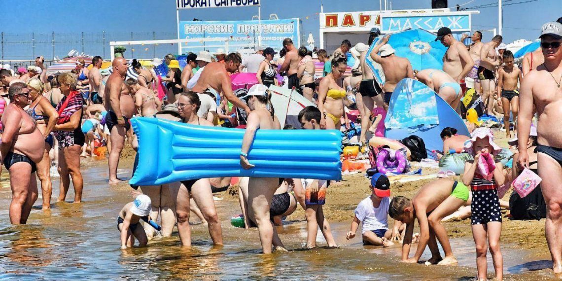 Российские власти рассказали, как будут разгружать переполненные пляжи Анапы