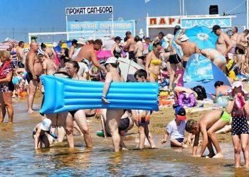 Российские власти рассказали, как будут разгружать переполненные пляжи Анапы