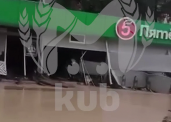 Люди вытаскивают товар: в Туапсинском районе Кубани большая вода разнесла «Пятерочку»