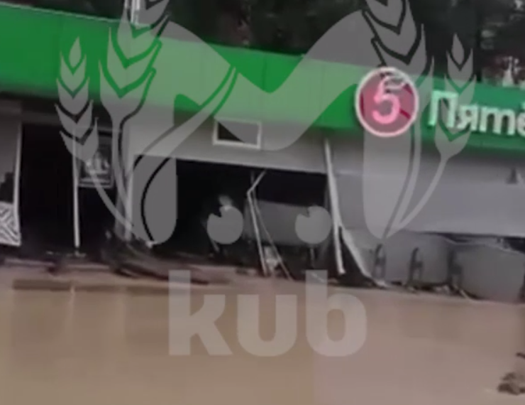 Люди вытаскивают товар: в Туапсинском районе Кубани большая вода разнесла «Пятерочку»