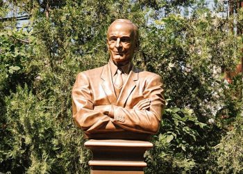 В Краснодаре установили бюст актера Василия Ланового