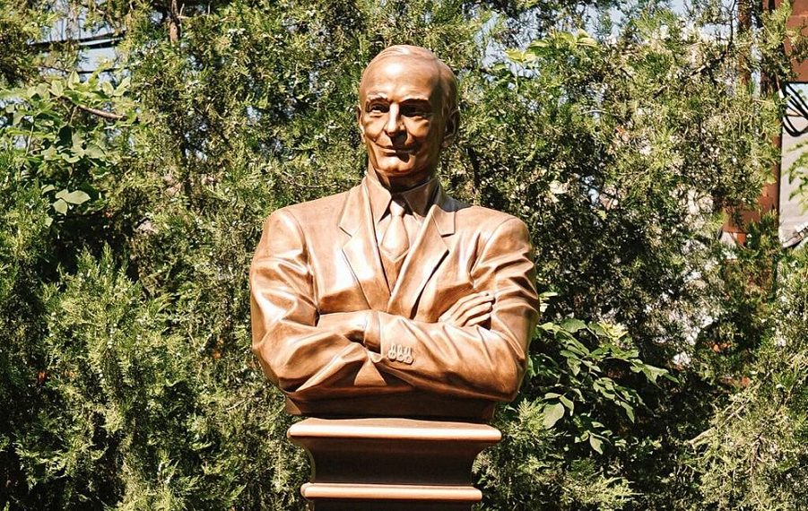 В Краснодаре установили бюст актера Василия Ланового