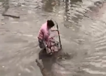 «Женщина года» с помощью швабры спасала Туапсе от наводнения