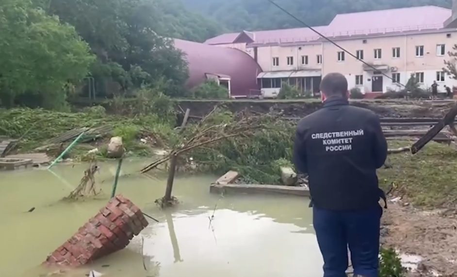 Трое пропавших на Кубани находились в снесенном в море доме, а четвертый – в авто