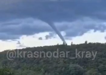 В Туапсе заметили несколько смерчей