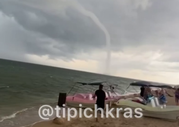 «Страшно красиво»: на Кубани отдыхающие курортной станицы стали свидетелями мощного смерча