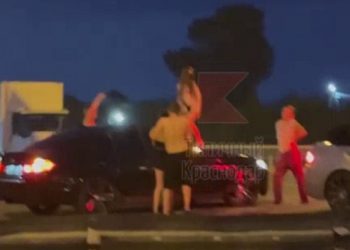 В Краснодаре полуголая девушка танцевала на капоте авто