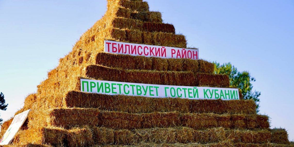 Пирамиду с троном из соломы построили в Краснодарском крае
