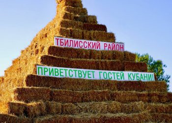 Пирамиду с троном из соломы построили в Краснодарском крае