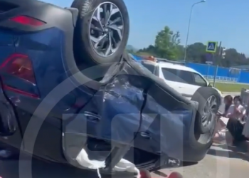 Машина с туристами из Тульской области перевернулась на крышу в Сириусе