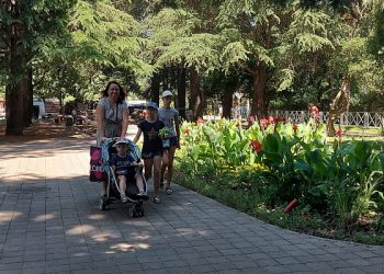 В Адлерском районе Сочи благоустраивают сквер на улице Куйбышева