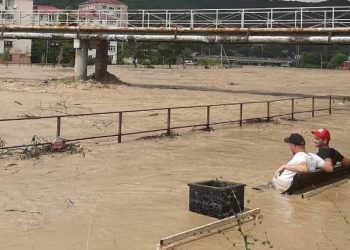 Двое мужчин, сидевших на затопленных лавочках в Туапсинском районе Кубани, поразили россиян