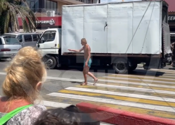 В Сочи регулировщик в трусах разрулил пробку