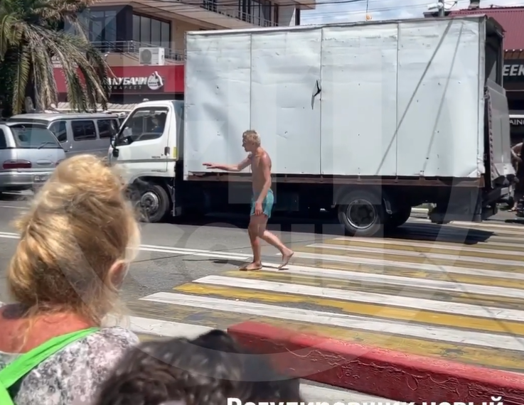 В Сочи регулировщик в трусах разрулил пробку