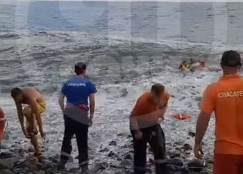 Смыло волной: Спасатели рассказали о спасении 10-летнего мальчика в море Сочи