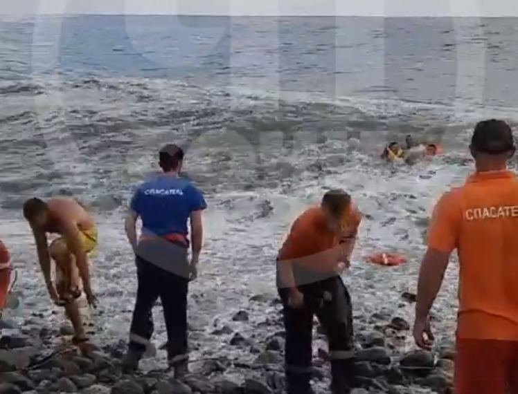 Смыло волной: Спасатели рассказали о спасении 10-летнего мальчика в море Сочи
