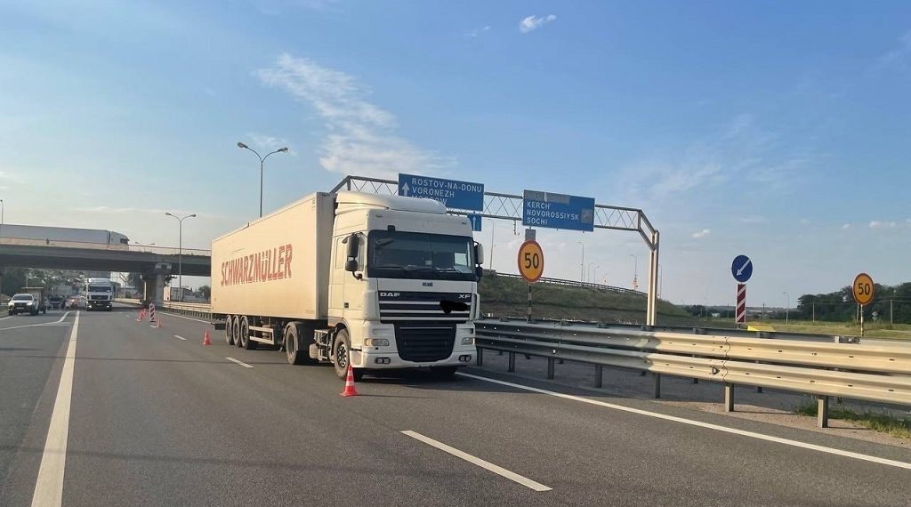 На Кубани мужчина выбежал под колеса грузовика и погиб