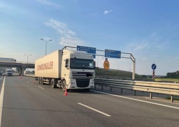 На Кубани мужчина выбежал под колеса грузовика и погиб