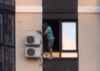 В Краснодаре человек-паук плел паутину на 18-м этаже дома