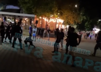 В Анапе в результате стрельбы около кафе пострадала девушка