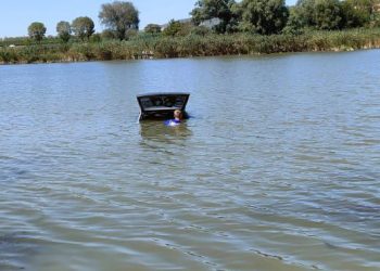 Из озера на Кубани подняли загадочное авто. Что спасатели обнаружили в салоне