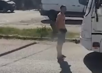 В краснодарском поселке полуголый мужчина с ножом нападал на людей и на авто