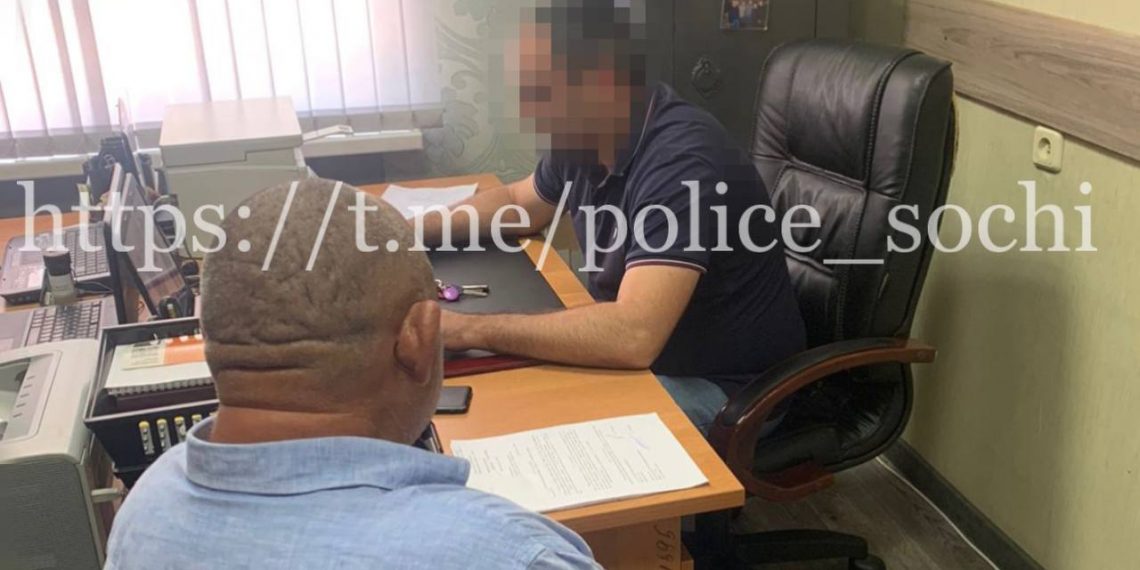 В Сочи приезжий столкнул девушку с двухметровой стены