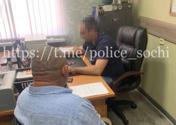 В Сочи приезжий столкнул девушку с двухметровой стены