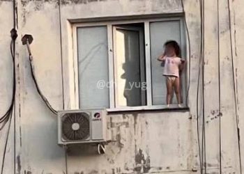 Сидела на кондиционере: двухлетнюю девочку сняли с подоконника на 9 этаже в Дагестане