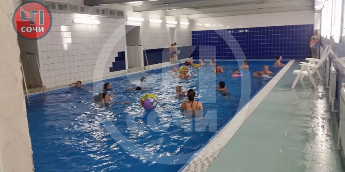 В Сочи 10 подростков доставили в больницу после отравления хлором в бассейне санатория