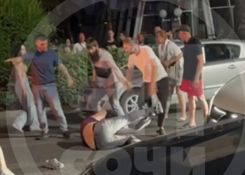 «Я вас всех в полицию сдам»: в Сочи на дороге произошла массовая драка