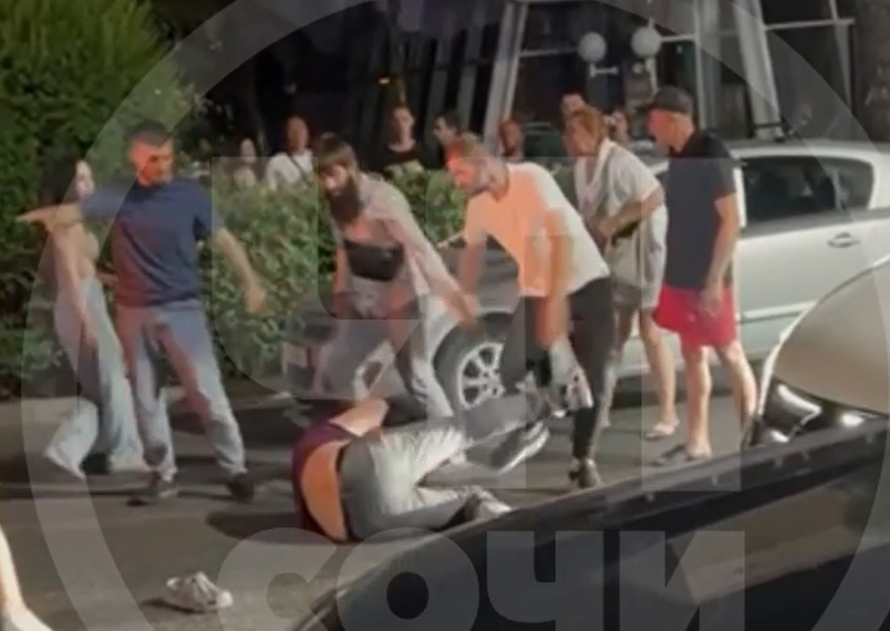 «Я вас всех в полицию сдам»: в Сочи на дороге произошла массовая драка