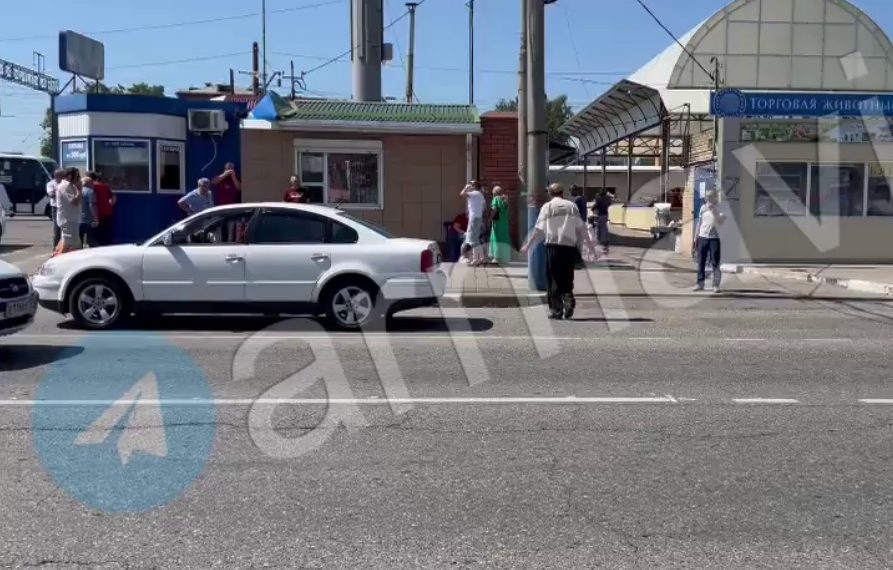 В Армавире автомобиль сбил женщину с ребенком