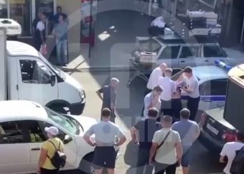 В Сочи неадекватный мужчина напал на автомобиль