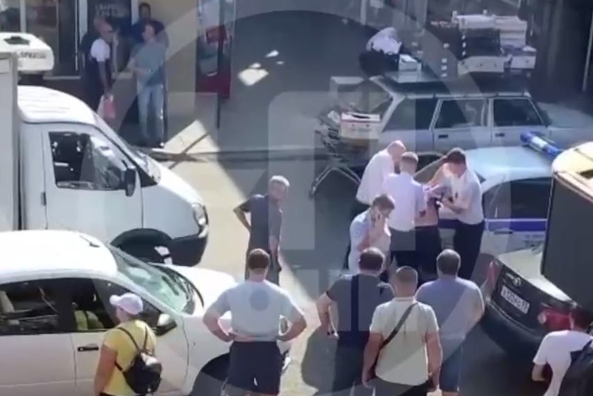 В Сочи неадекватный мужчина напал на автомобиль