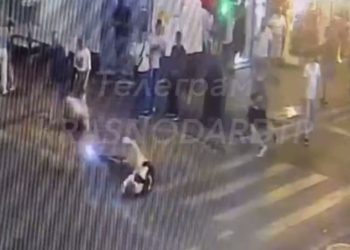 В Краснодаре человек на самокате сбил няню с ребенком