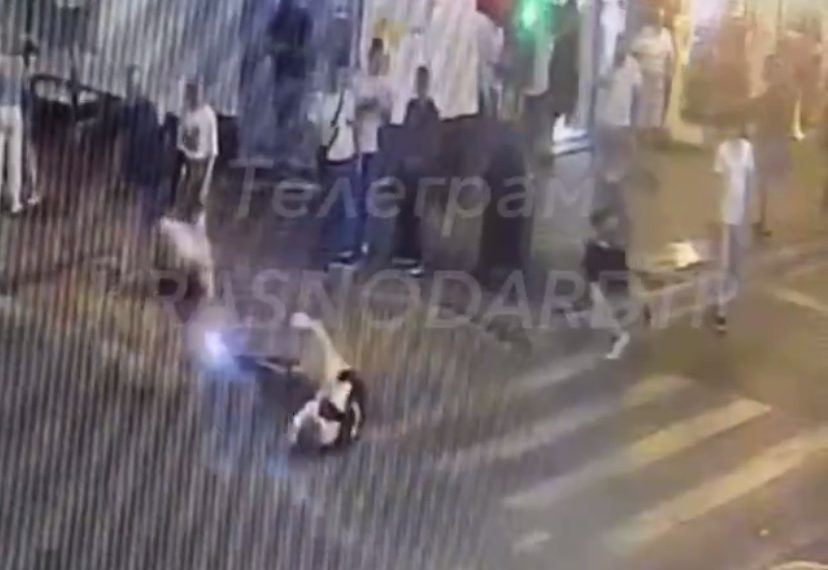 В Краснодаре человек на самокате сбил няню с ребенком