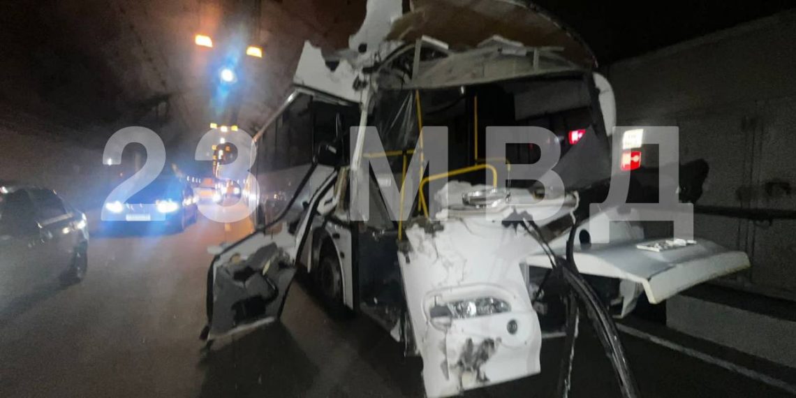 В ДТП с грузовиком и автобусом в Сочи пострадал пассажир