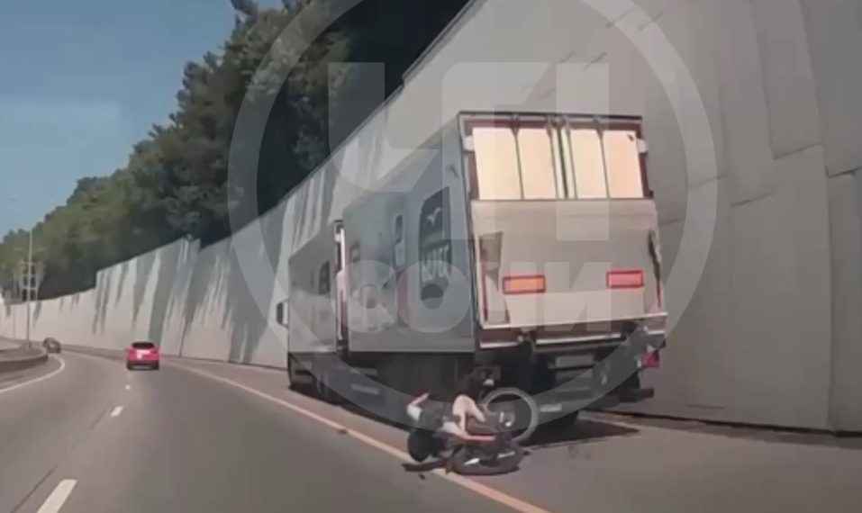 Момент ДТП с велосипедистом и фурой в Сочи попал на видео