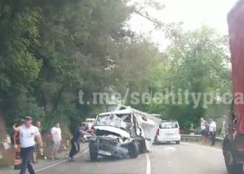 В ДТП с двумя «Газелями» в Сочи пострадал водитель