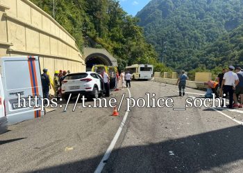 В Сочи столкнулись Hyundai и автобус: пострадали четыре человека