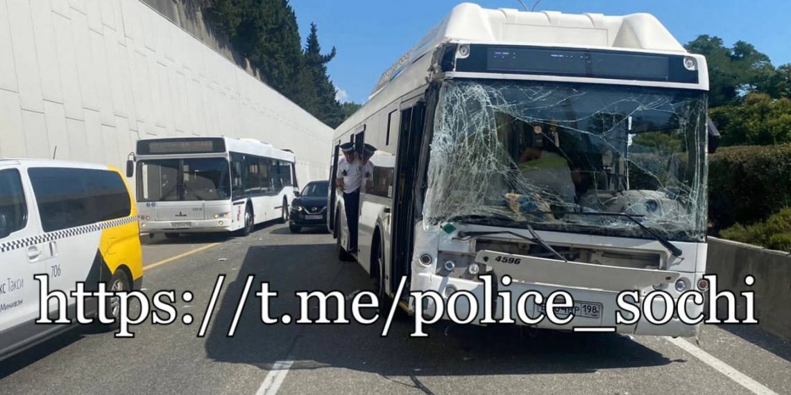 В ДТП с автобусами в Сочи пострадали три человека