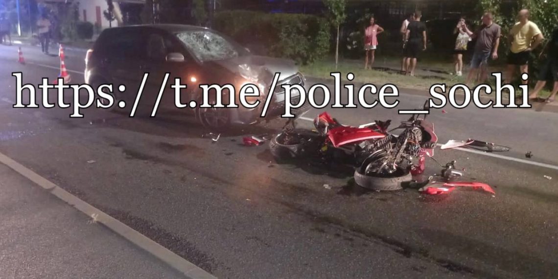 В Сочи мотоциклист врезался в Kia и попал в больницу