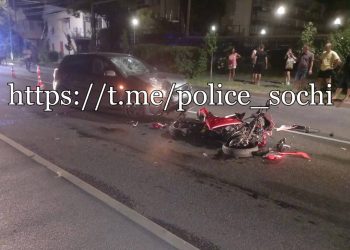 В Сочи мотоциклист врезался в Kia и попал в больницу