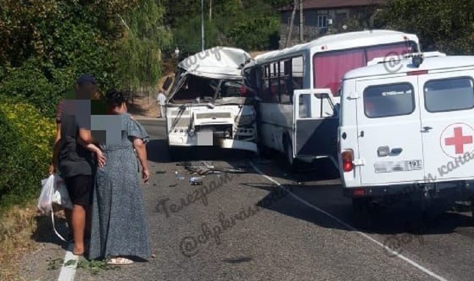 В ДТП с двумя автобусами на Кубани пострадали пять человек