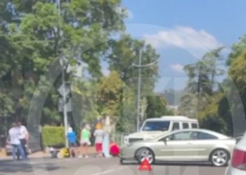 В Сочи иномарка сбила доставщика на скутере