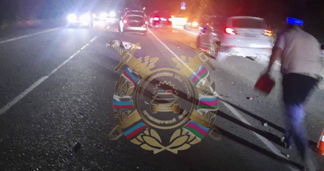 На Кубани 20-летняя девушка попала под колеса двух авто и погибла