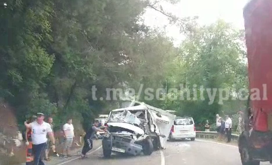 В ДТП с двумя «Газелями» в Сочи пострадал водитель