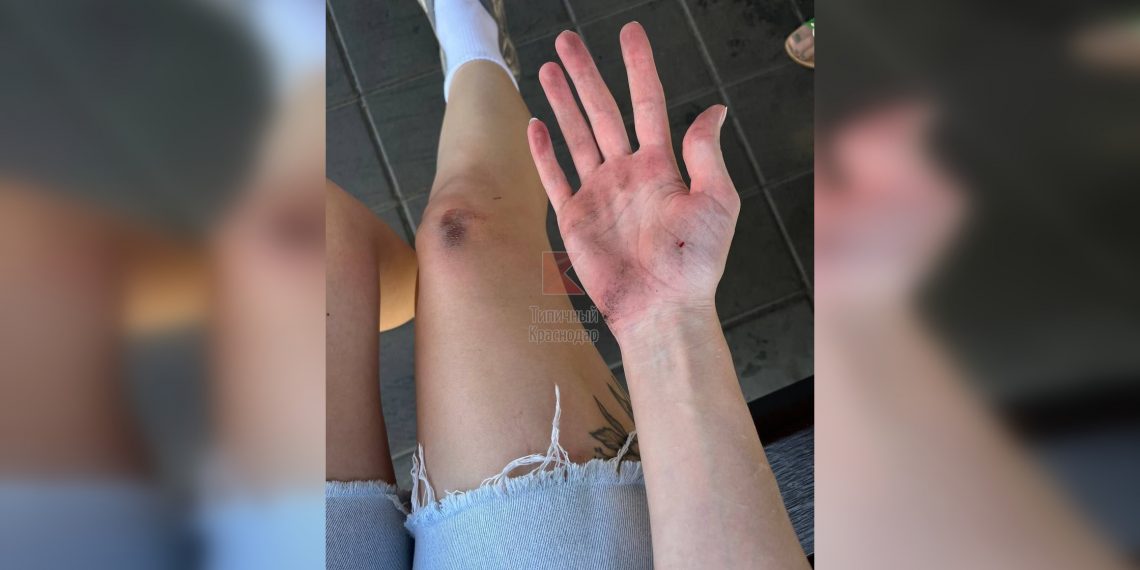 В центре Краснодара девушка выпала из автобуса